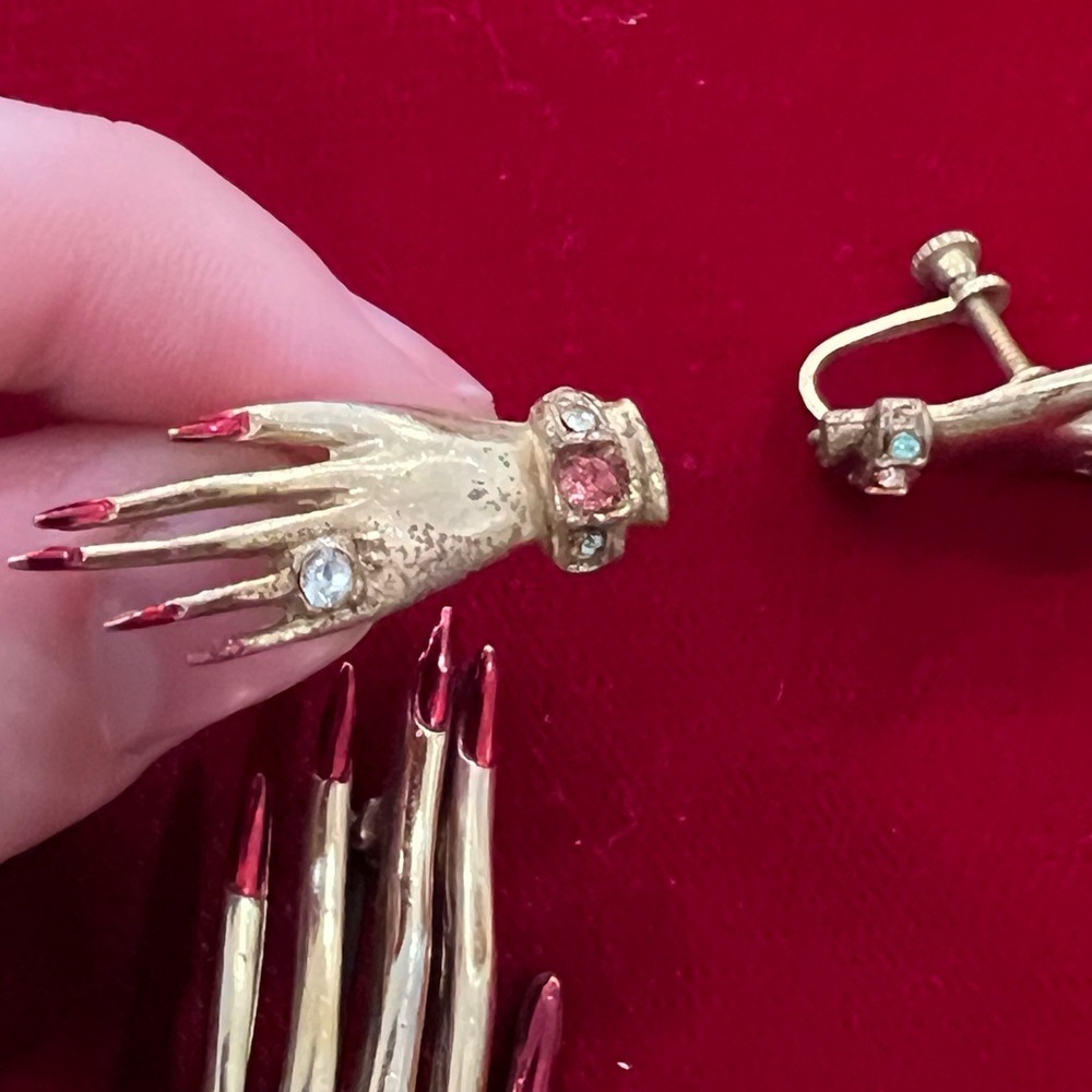 Vintage UnSigned Butler & Wilson 1980s Manicured Hand brooch and earrings - Picture 4 of 5